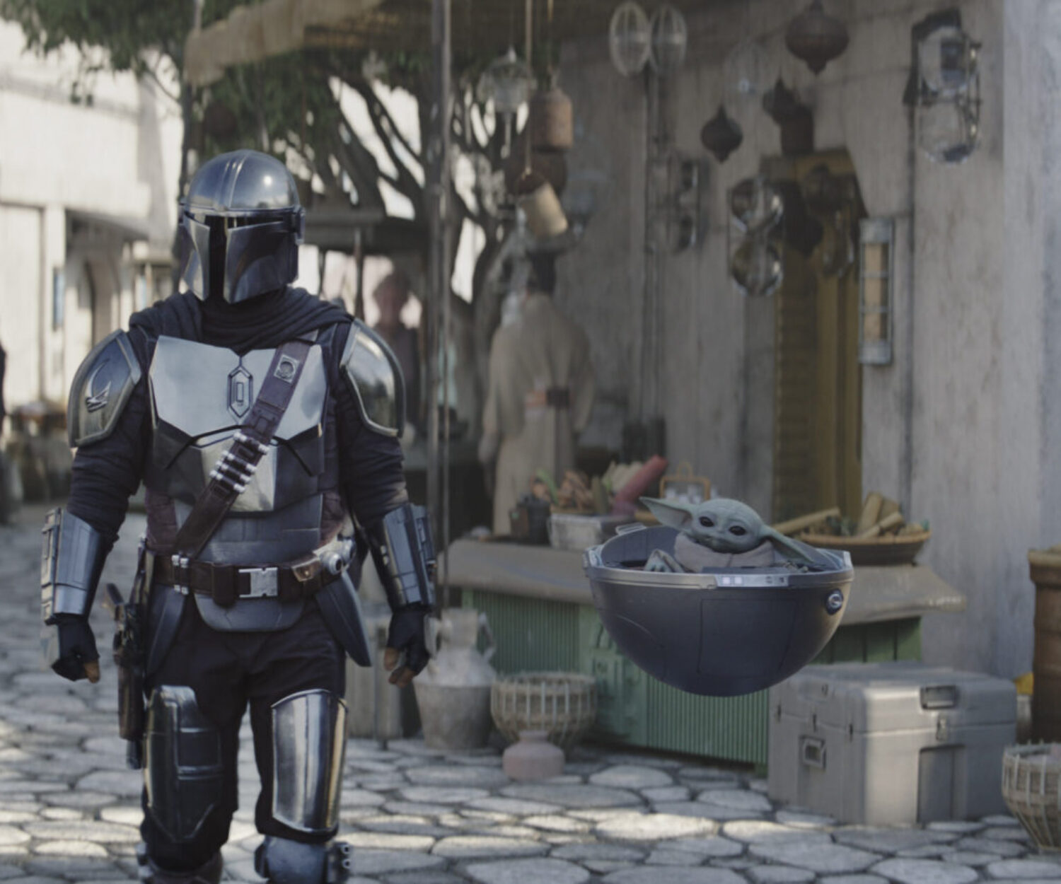 (L-R): Din Djarin (Pedro Pascal) and Grogu in Lucasfilm's THE MANDALORIAN, season three, exclusively on Disney+. ©2023 Lucasfilm Ltd. & TM. All Rights Reserved.