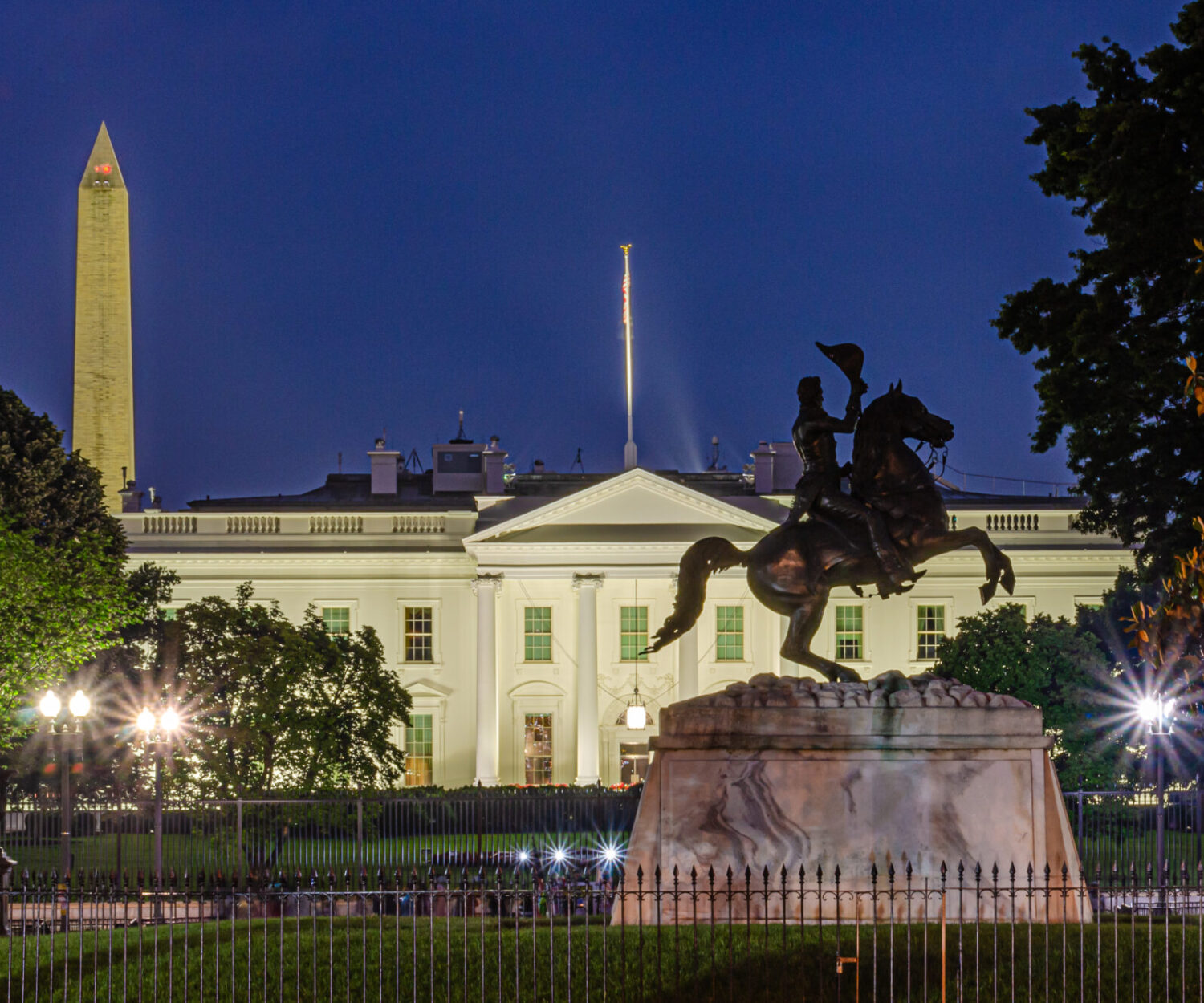 Blick vom Lafayette Square auf das Weiße Haus und das Washington Monument zur Blauen Stunde am Abend